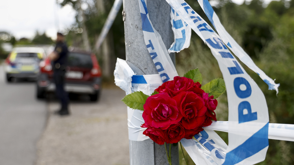 Blommor vid polisavspärrning i närheten av den plats där den 17-årige pojken hittades död. Arkivbild.
