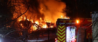 Kraftig brand i villa i Skokloster: "Har i princip brunnit ner"