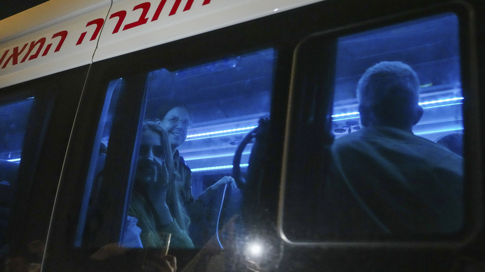 21-åriga Mia Schem, en av de två kvinnor som släpptes första på torsdagen, i Israel efter frisläppandet.