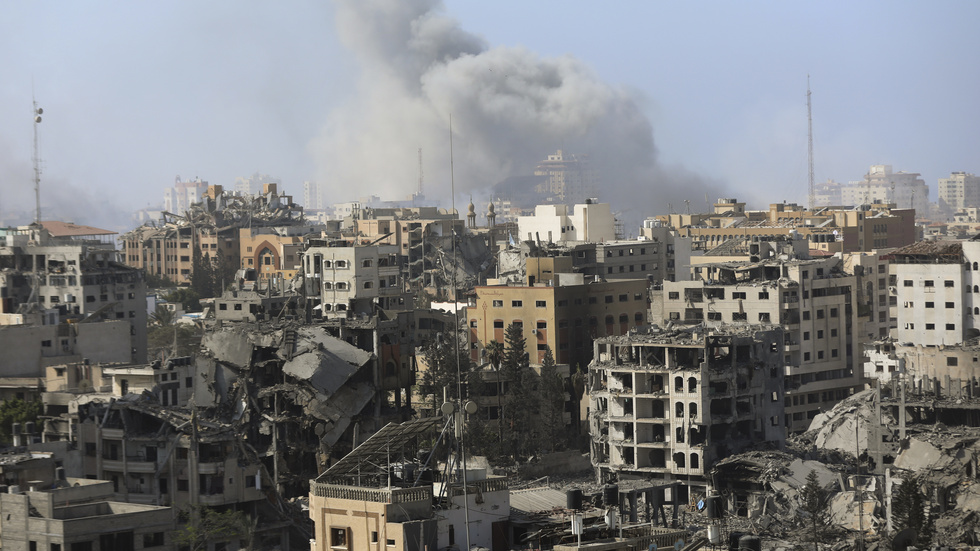 Rök stiger efter attacker mot Gaza stad på torsdagen.