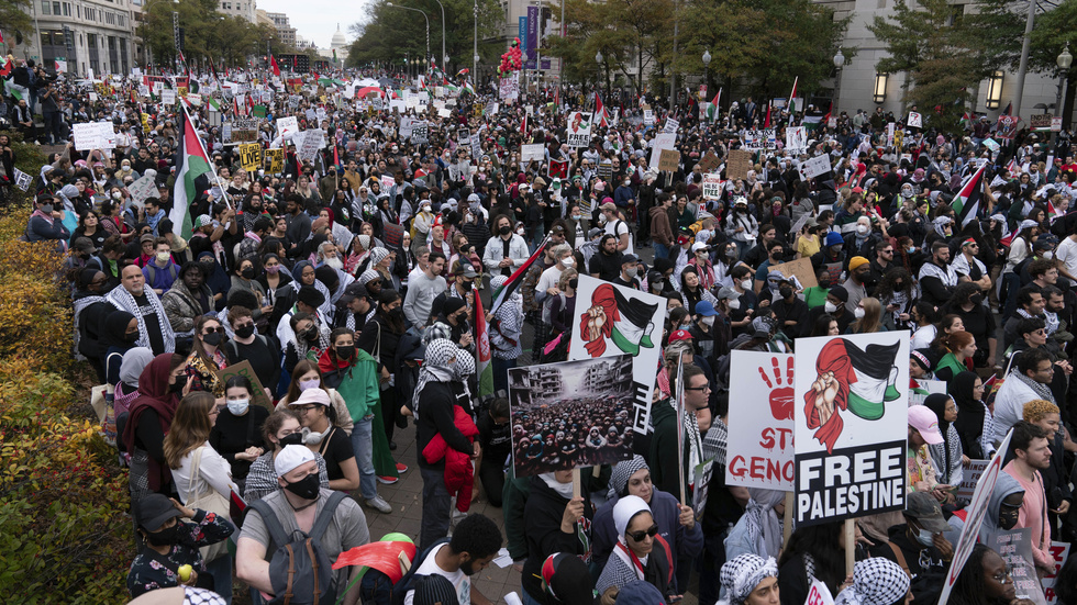 I USA samlades tusentals människor i huvudstaden Washington DC för att protestera mot Vita husets stöd till och Israel.