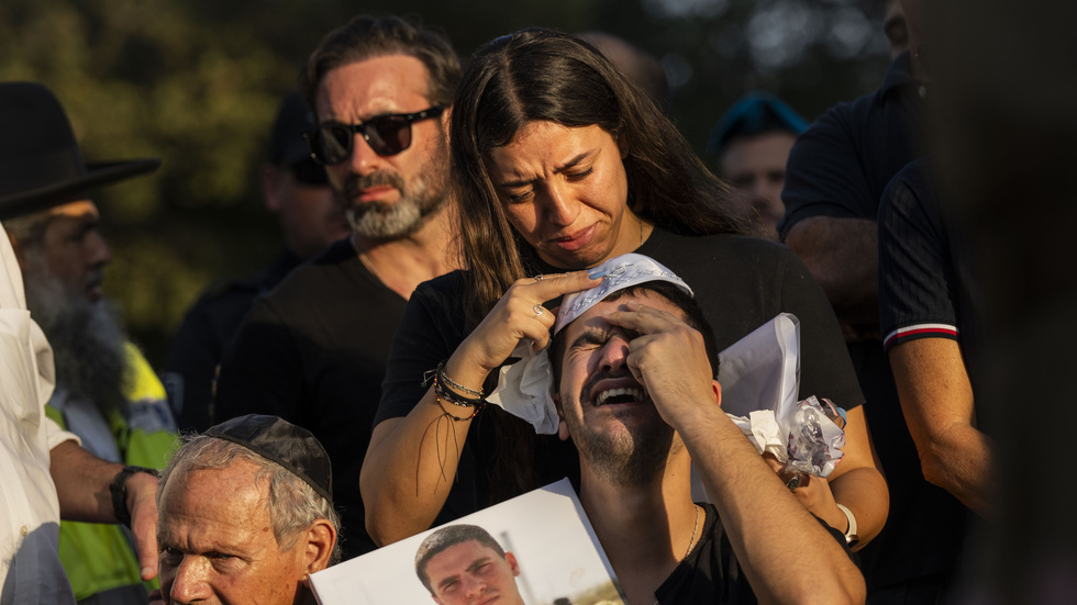 Anhöriga till en dödad israelisk soldat sörjer vid dennes begravning på en begravningsplats utanför Tel Aviv på torsdagen.