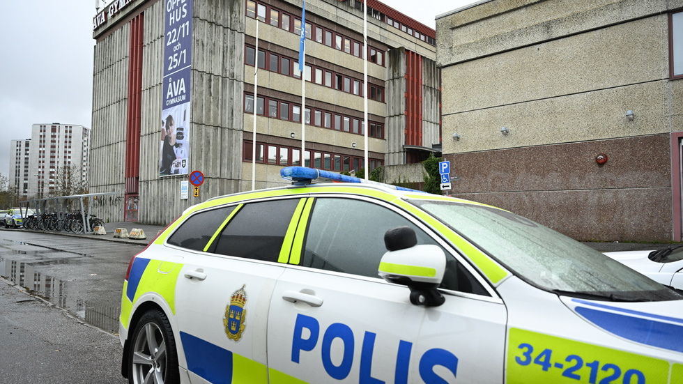 Ett stort antal poliser skickades till en gymnasieskola i Täby, norr om Stockholm. Personal och elever hölls inne medan polisen kontrollerade platsen.