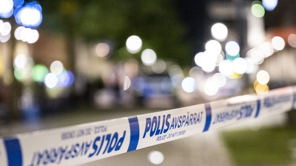 Polisen har spärrat av en plats i Vårby sydväst om Stockholm efter att en man hittats med troliga skottskador. Arkivbild.