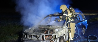 Bil helt övertänd – började brinna under färd