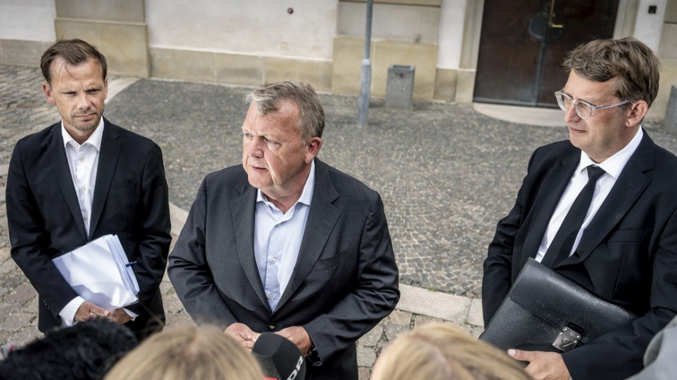 Lars Løkke Rasmussen i mitten, justitieminister Peter Hummelgaard till vänster, och försvarsminister Troels Lund Poulsen till höger efter måndagens möte i folketinget.