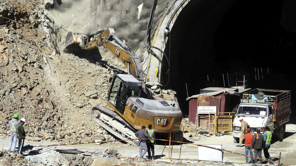 Borr- och grävmaskiner på plats vid den kollapsade vägtunneln i norra Indien.