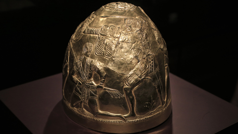 En skytisk hjälm i massivt guld från 400-talet före Kristus.