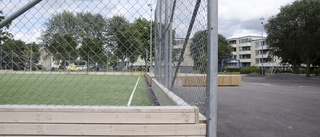 Lekande barn stör boende vid park