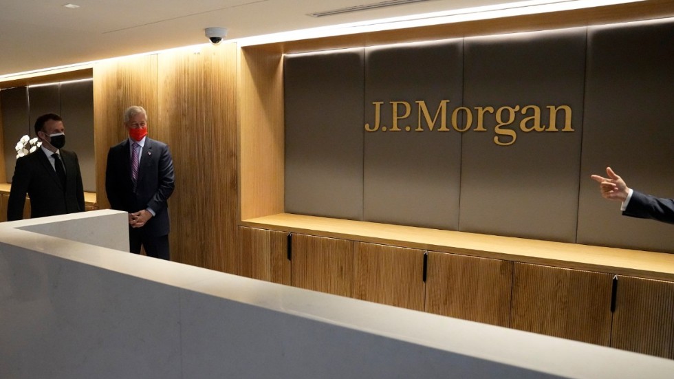 JP Morgans vd Jamie Dimon (andra till vänster) tillsammans med franska presidenten Emmanuel Macron (längst till vänster) i samband med invigningen av JP Morgans kontor i Paris. Arkivbild.