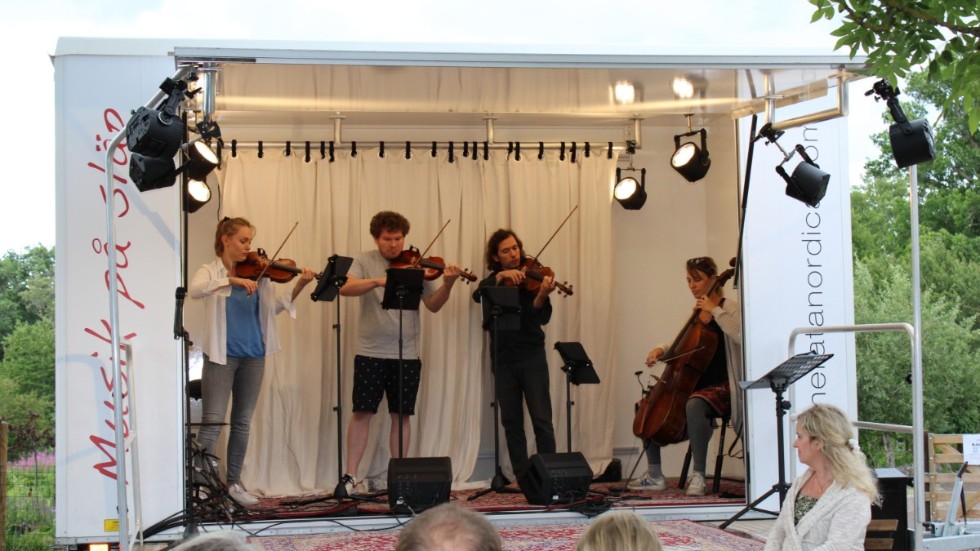 Under sommaren åker Camerata Nordica runt i länet och spelar musik på sitt släp. Under söndagen besökte de Kalvkätte trädgård.