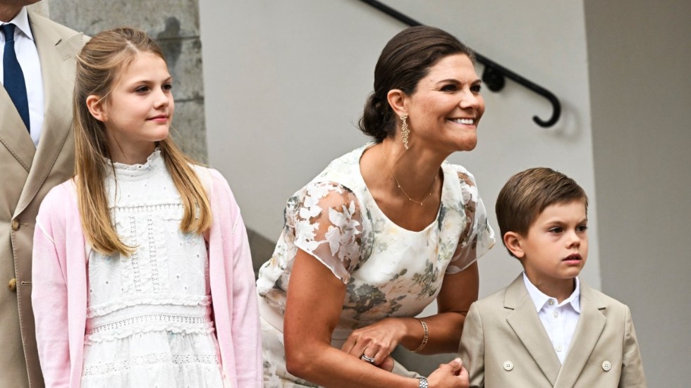 Prinsessan Estelle, kronprinsessan Victoria och prins Oscar vid firandet av kronprinsessan Victorias födelsedag på Sollidens slott på Öland.