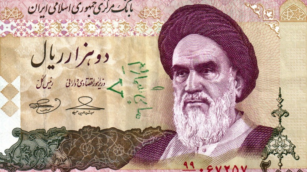 Den nuvarande iranska diktaturens grundare,  Ruhollah Khomeini, på sedel där någon skrivit en oppositionsparoll. På hans tid begick regimen de massmord som nu resulterat i en livstidsdom i Stockholm. 
