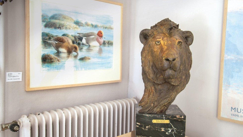 Vid entrén till museet står ett lejonhuvud. 