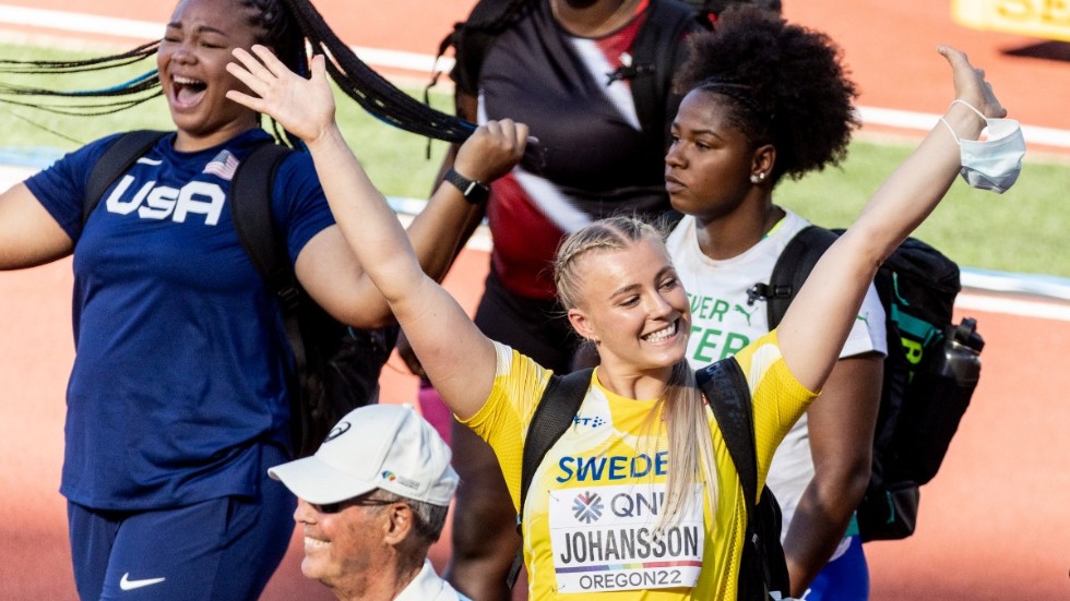 Axelina Johansson gör upp om VM-medaljerna, vilket även Fanny Roos och Thobias Montler gör.