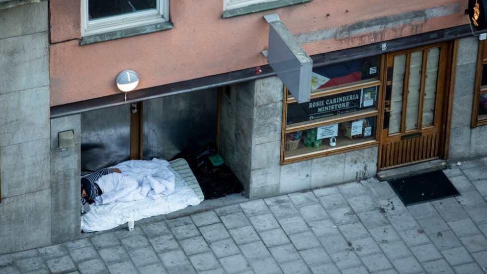 
Jag håller med Stadsmissionen i det dom skrev i debattartikeln den 10/11, vill även tillägga att har man dessutom, psykisk ohälsa och missbruksproblematik så är man inte välkommen att få någon hjälp alls. På bilden En hemlös person sover utanför en port på Katarinavägen i Stockholm.
