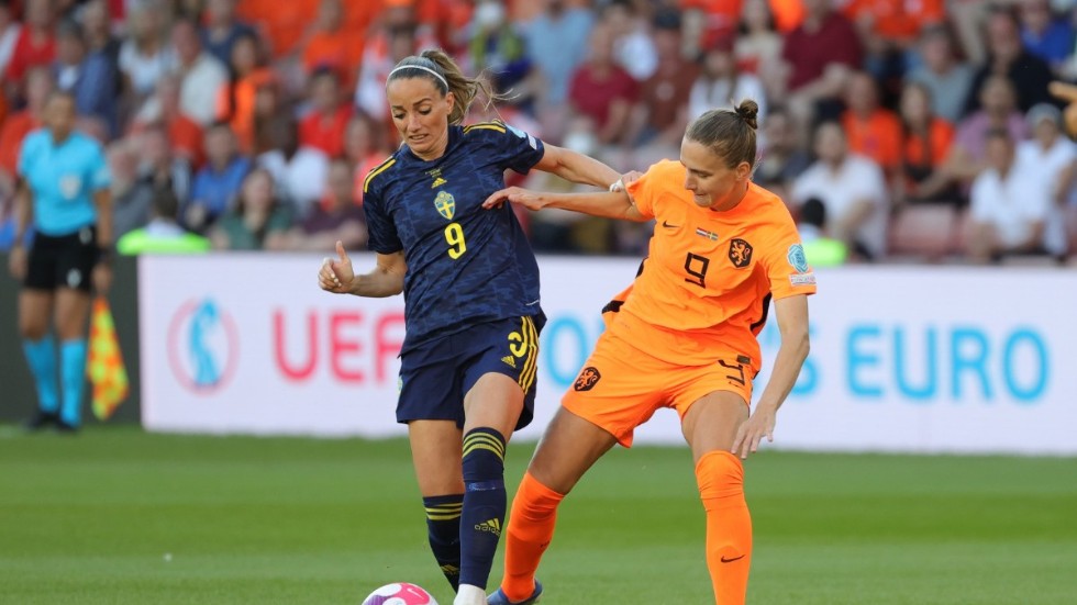 Sveriges Kosovare Asllani och Nederländernas Vivianne Miedema i kamp om bollen under EM-premiären.