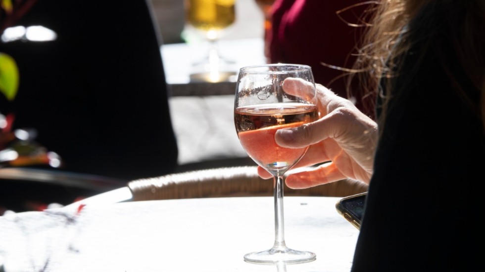"För många känns det naturligt att dricka mer alkohol när vi är lediga och utrymme för socialt umgänge ökar. De som ökar sitt drickande mest är dessutom kvinnor i åldrarna 35–49 år och de som har barn som bor kvar hemma", skriver debattören.