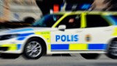 Polisjakt efter 18-årig Eskilstunabo på mc – körde slalom mellan bilarna ✓Folk på trottoaren fick väja