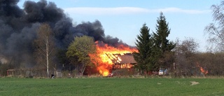 Flera byggnader brann ner