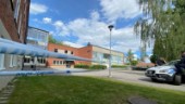 Grovt våldsbrott vid Eskilstunaskola – knivskuren förd till sjukhus ✓Två killar anhållna