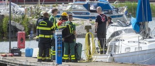 En person till sjukhus efter båtbrand – rådigt ingripande från hamngäster förhindrade spridning 