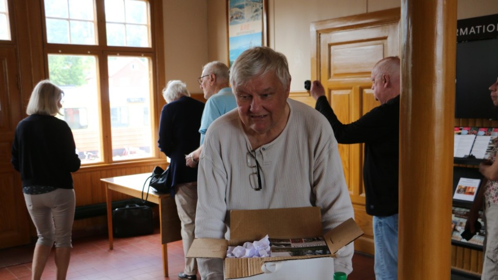 Det blev ett spännande ögonblick när författaren själv, Stig-Åke Pettersson, öppnade första lådan och presenterade boken för publiken i stationshuset.