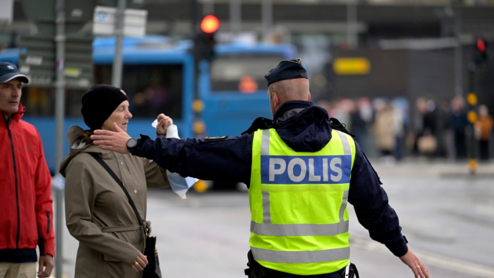 Likt vårt svenska samhälle är beroende av en polismakt som stablt och effektivt löser sina uppgifter så är den demokratiska världen beroende av ett USA som orkr vara världspolis och peka med hela armen när så behövs. 