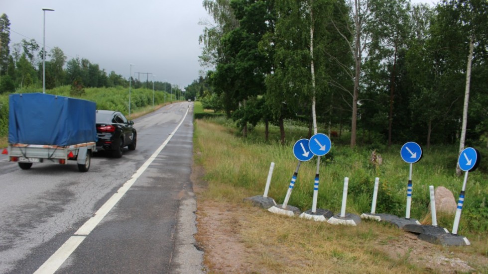 De blåvita trafikskyltarna på Astrid Lindgrens väg står numera ihopsamlade bredvid vägbanan.