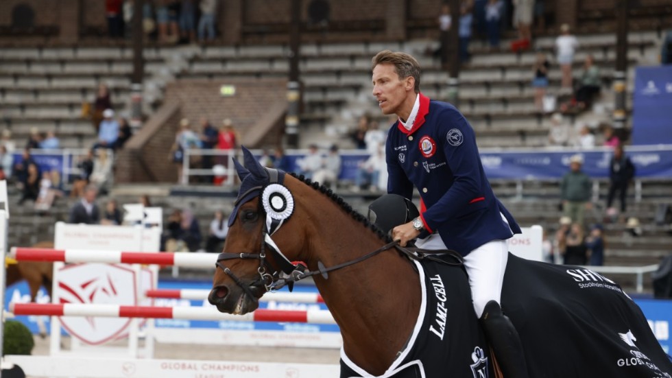 Henrik von Eckermann på mästerskapshästen King Edward efter en seger på Stockholms stadion i juni. I nästa vecka hoppar de för medaljer i VM i Herning, Danmark. Arkivbild.