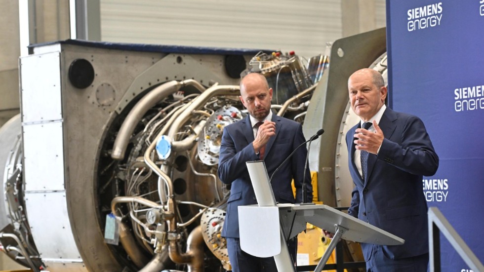 Olaf Scholz, till höger, bredvid Christian Bruch, vd på Siemens Energy.