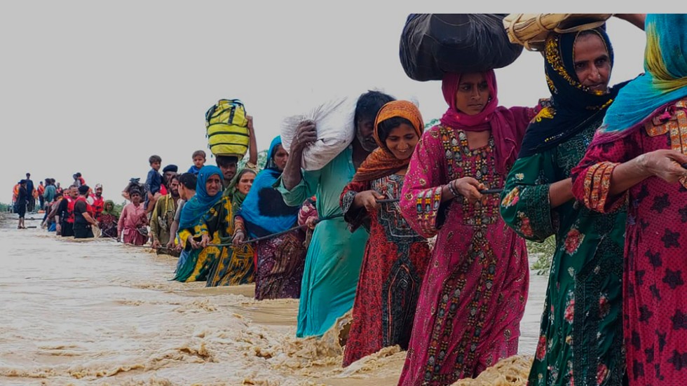 Forskare räknar med att vi inom ett par decennier kommer att ha uppåt en miljard klimatflyktingar i världen. På bilden evakueras bybor i sydvästra Pakistan på grund av översvämningar efter kraftiga regn.