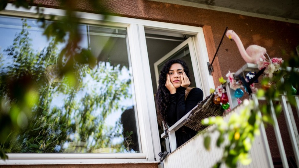 "Jag har aldrig haft så mycket hem som i Bagarmossen, det är mitt hem på jorden" säger Athena Farrokhzad som inte besökt Iran på tio år.