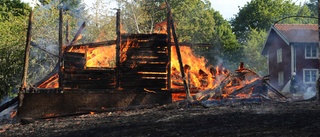 Sommarstuga i Kinda brann ner till grunden – man gripen för mordbrand