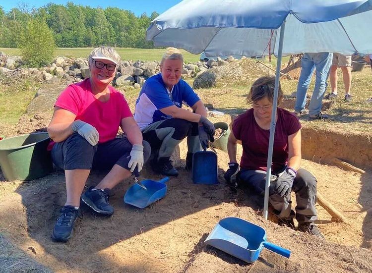Birgit Kärrstrand, Tina Olofsson och Helene Karlsson arbetar i hettan för att hitta fynd från trattbägarkulturen. De har bland annat hittat ornament i deras utgrävning.