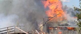 Flera byggnader totalförstörda efter brand på gård utanför Sköldinge – helikoptrar vattenbombade i kampen mot elden