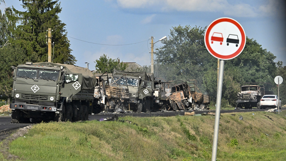 Förstörda ryska militära fordon på en väg i regionen Kursk.