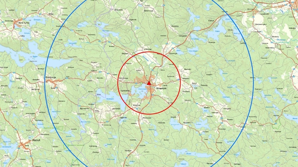 Restriktionszonen för utbrottet av newcastlesjukan i Virserum i Hultsfreds kommun består av en skyddszon på tre kilometers radie (röda cirkeln) runt den drabbade anläggningen samt en övervakningszon på tio kilometers radie (blå cirkel).