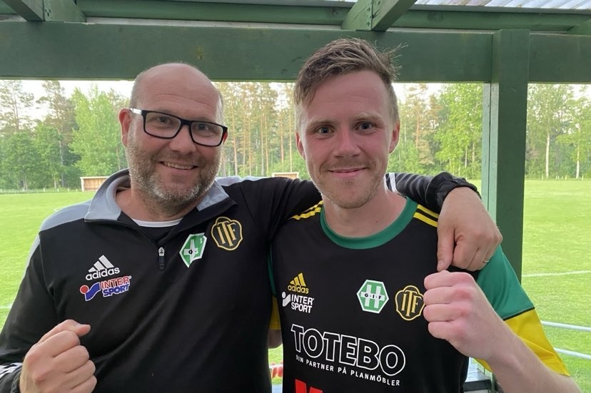 Tom Nilsson, till höger, blev stor matchvinnare när Hjorted/Totebo vände och vann mot HM IS. Här får han en kram av lagledaren Emil Johansson Holmberg. 