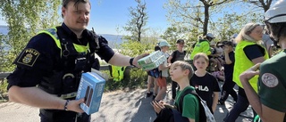 JUST NU: Polisen delar ut glass till barnen – efter bussolyckan