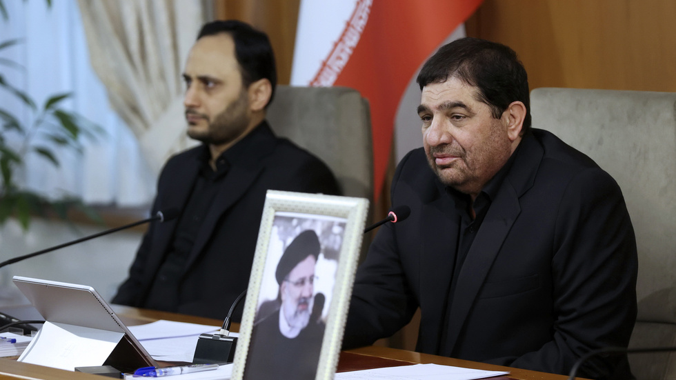 Irans förste vicepresident Mohammad Mokhber, till höger i bild, blir tillförordnad president i Iran i och med Ebrahim Raisis död.