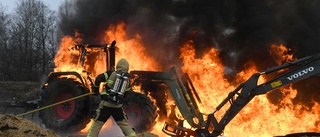 Dramatiska bilder från våldsamma branden – traktor övertänd