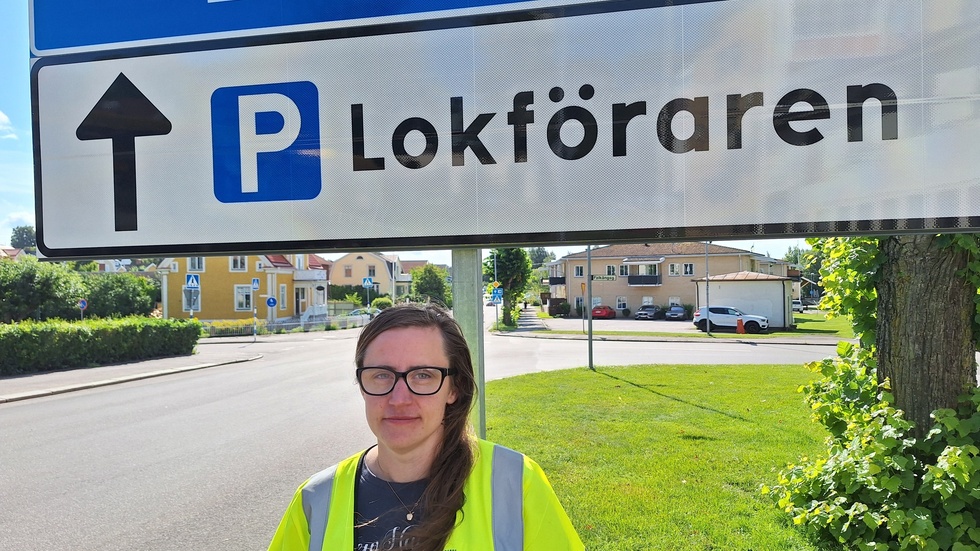 Maria Åkerö hoppas det ska bli lättare att hitta till parkeringarna med de nya skyltarna. "Lokföraren" är parkeringarna invid resecentrum och Vimmerby vandrarhem.