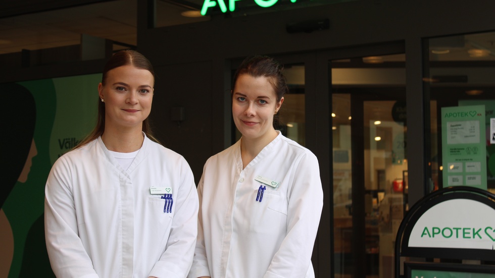 Amelia Sundström och Stina Winge på Apotek Hjärtat i Vimmerby har koll på den nya åldersgränsen, men än så länge är det inte något som påverkat arbetet i butiken.