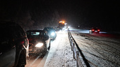 Snöoväder ger stora trafikproblem på flera håll i landet