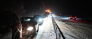 Snöoväder ger stora trafikproblem på flera håll i landet
