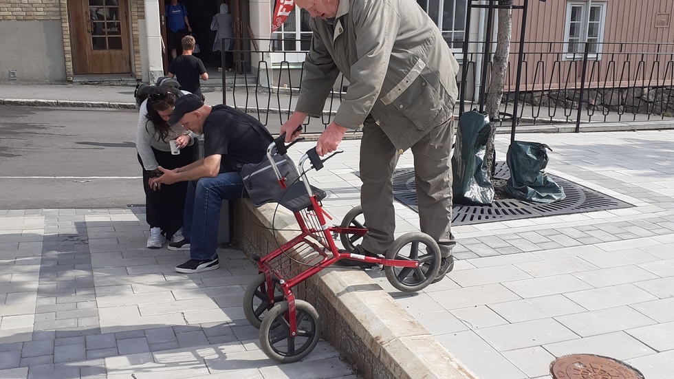 Arrangerad bild visar hur det kan gå om någon går med rullator eller barnvagn till exempel.