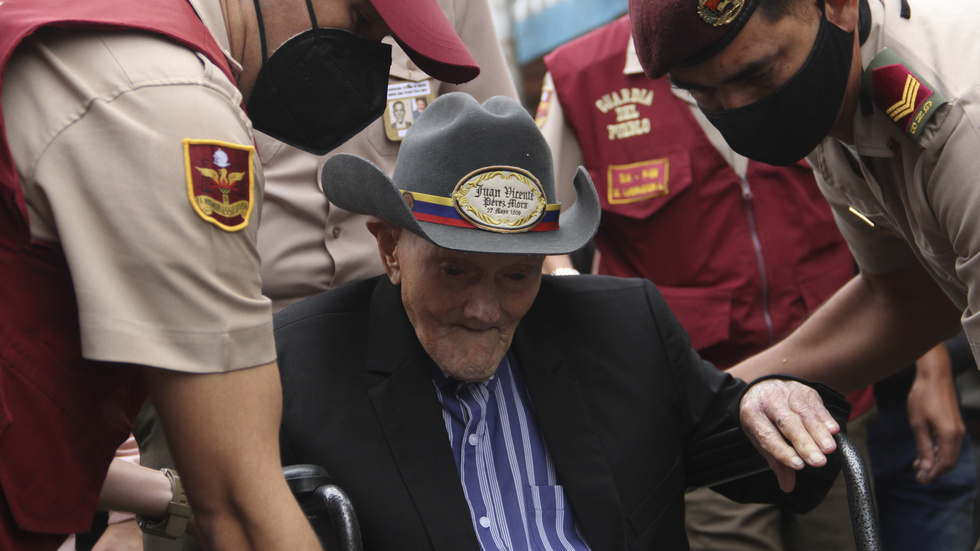 Nationalgardister bistår Juan Vicente Pérez Mora. Arkivbild.
