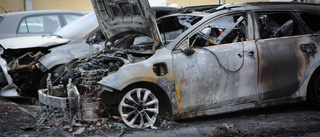 Flera bilar totalförstörda i bilbrand – polisen utreder brott
