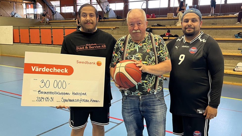 Tommy Rälg från Sparbanksstiftelsen Kronan delade ut checken på 30 000 kronor till basketklubbens grundare Rade Ristic och Ratko Ristic.